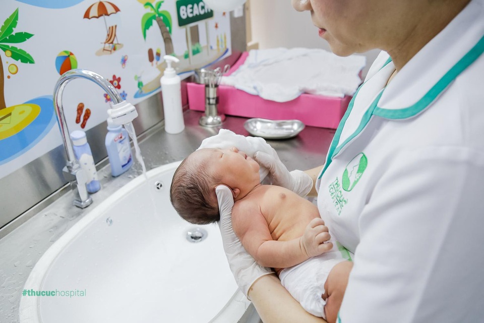 Vợ chồng tôi đi đẻ mà nhàn nhã vô cùng, các bác sĩ, điều dưỡng ở viện chăm sóc hai mẹ con rất chu đáo