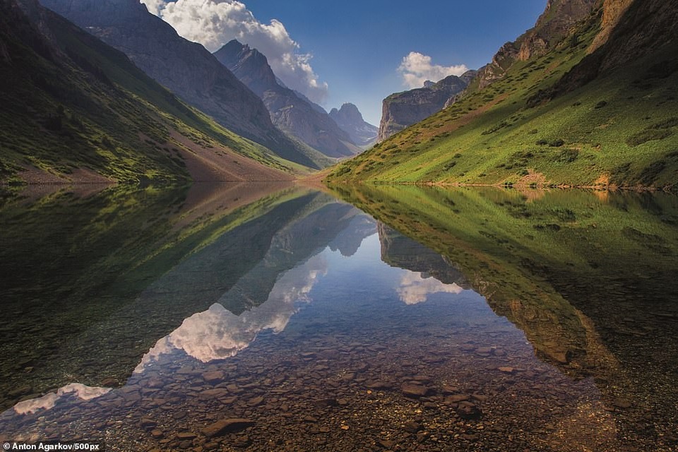 Kyrgyzstan, với địa hình đồi núi kinh ngạc, xếp thứ 5 trong danh sách.