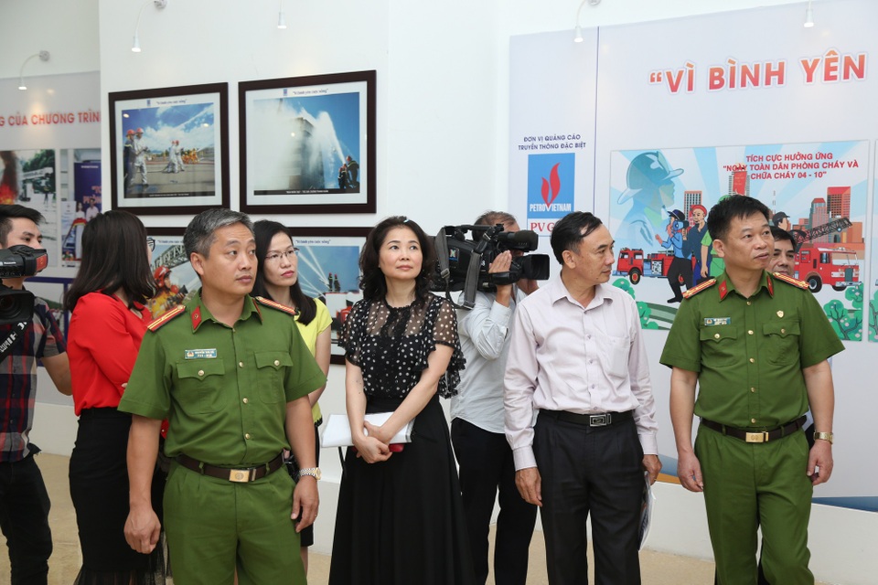 Sức lan tỏa từ chương trình “tháng phòng chống cháy nổ 2018” - 1
Triển lãm ảnh với chủ đề “Vì bình yên cuộc sống”