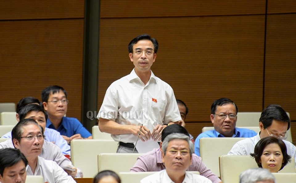 Vụ đổi 100 đô, Chủ tịch Quốc hội yêu cầu "sửa quy định cho dân nhờ" - 1
Đại biểu Ngô Quang Tuấn chất vấn tại hội trường