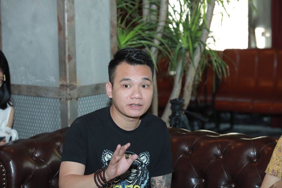 Khắc Việt xin lỗi sau phát ngôn thô tục để bảo vệ Khắc Hưng - 1 Khắc Việt trả lời báo chí xoay quanh phát ngôn thô tục bảo vệ em trai, Khắc Hưng sáng ngày 30/10 tại Hà Nội.