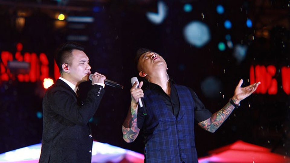 Tuấn Hưng xin lỗi vì cắt bỏ phần biểu diễn của Khắc Việt - 2 Khắc Việt song ca với Tuấn Hưng trong liveshow. Lẽ ra anh có phần hát solo nhưng bị cắt ngay tại chương trình vì lý do thời tiết...