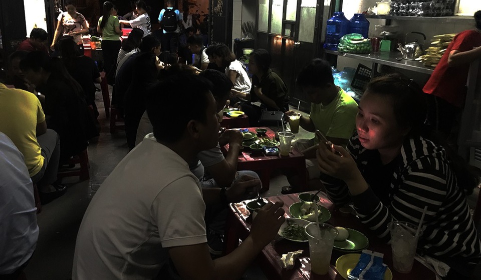Món ăn dân dã của Việt Nam thành "món Halloween" của khách phương Tây? - 1 Một quán chuyên bán hột vịt lộn luộc thuộc quận 2, TPHCM khá nổi tiếng, buổi tối rất đông khách