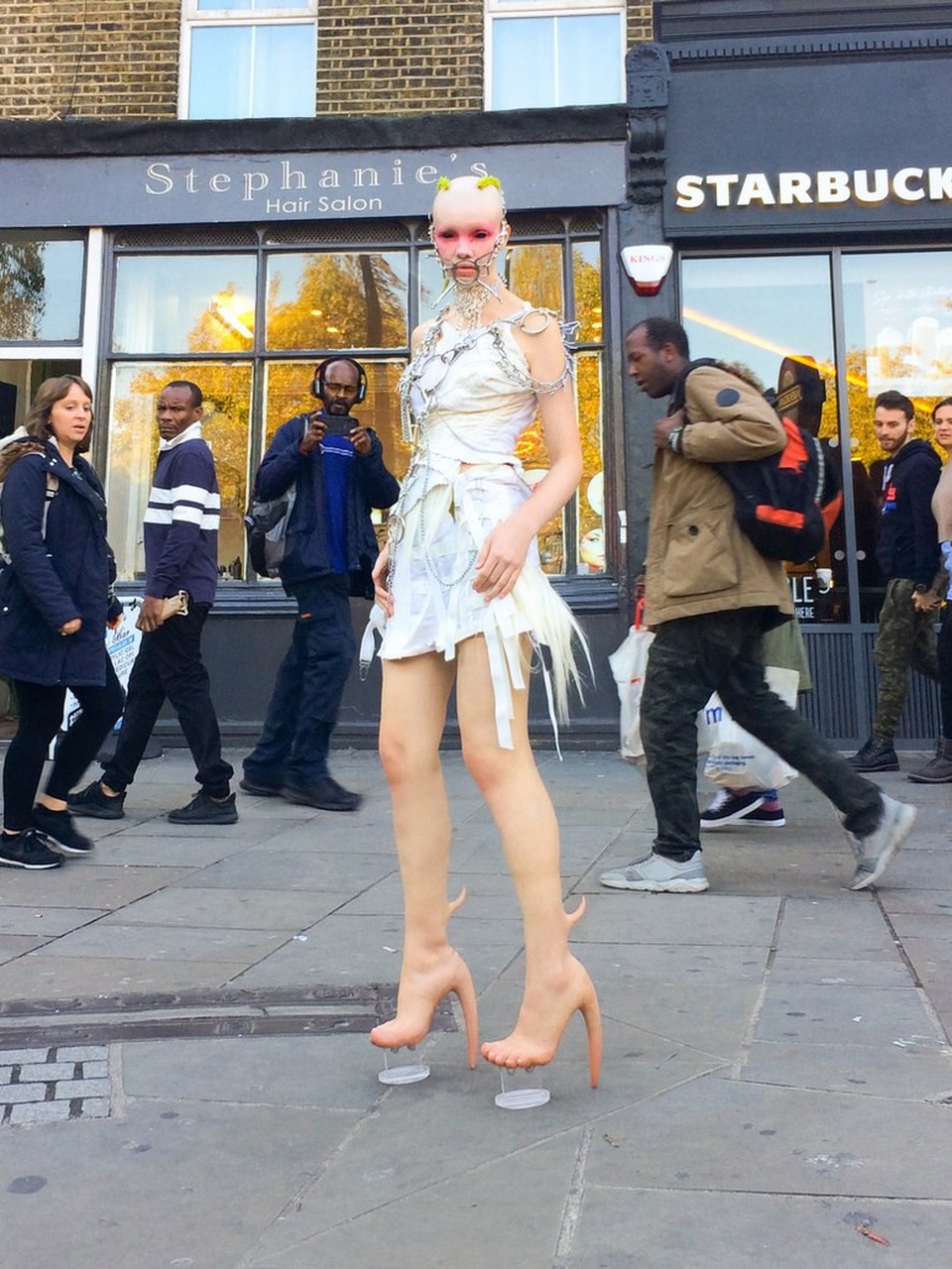 
Những đôi giày màu “nude” với thiết kế kỳ dị.
