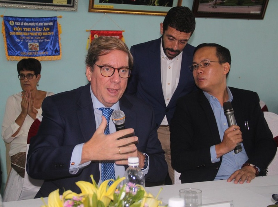 Đoàn EC ủng hộ gỡ “thẻ vàng” thủy sản Việt Nam - 1 Trưởng đoàn Nghị viện châu Âu (EC) Mato Gabriel đánh giá cao nỗ lực gỡ thẻ vàng thủy sản của Việt Nam.
