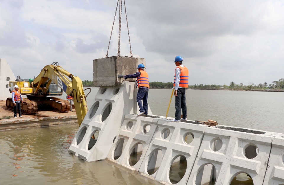 Dựng thành công kè phá sóng bảo vệ bờ biển Cà Mau - 3 Giải pháp công nghệ của Busadco đảm bảo tính ổn định, giá thành hợp lý