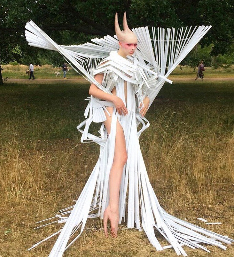 Bạn có chi 10.000 USD để mua đôi bốt “rùng rợn” này? - 7