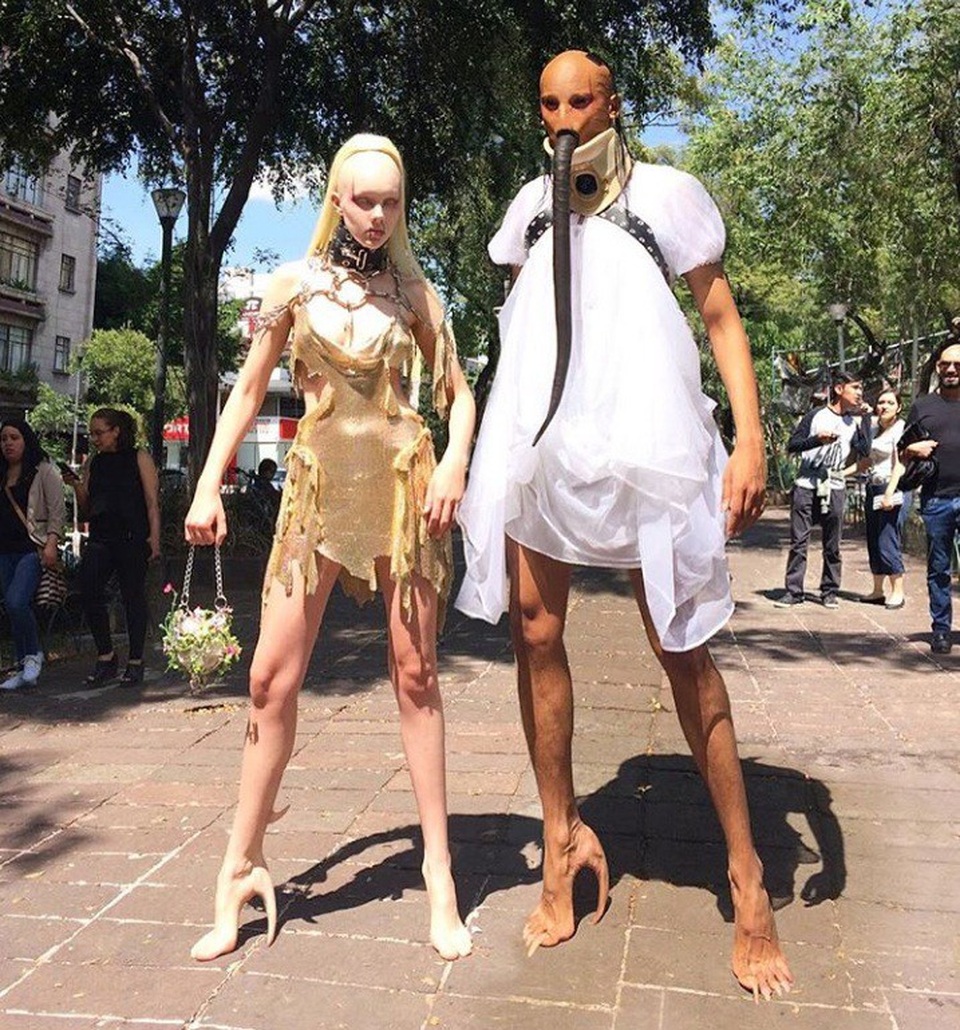 Bạn có chi 10.000 USD để mua đôi bốt “rùng rợn” này? - 6