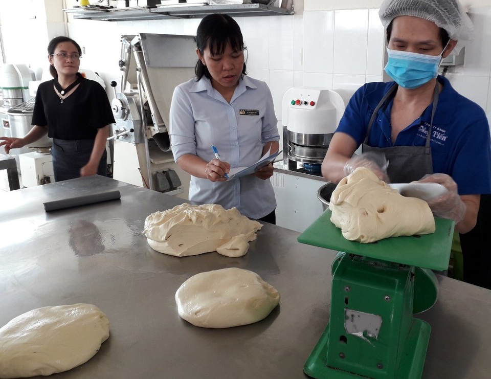Chà bông gà nhiễm tụ cầu - Thủ phạm khiến 55 người ăn bánh mỳ nhập viện - 2 Các cơ sở liên quan đến vụ việc sẽ tiếp tục bị xử lý phạt bổ sung