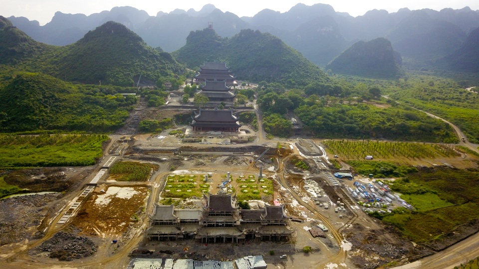 Toàn cảnh ngôi chùa rộng lớn nơi sẽ diễn ra đại lễ Phật đản Vesak 2019 - 1
Quần thể chùa Tam Chúc đang được xây dựng trên mảnh đất thuộc huyện Kim Bảng (Hà Nam), nơi có cảnh quan sơn thuỷ hữu tình, được ví như Vịnh Hà Long trên cạn.