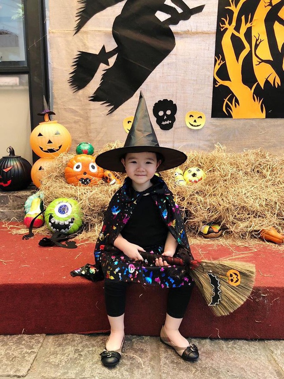 Sao Việt cùng các nhóc tì nhà sao hóa trang Halloween - 7 Con gái Trang Nhung trở thành cô phù thủy xinh đẹp với nụ cười ngây thơ vô cùng đáng yêu