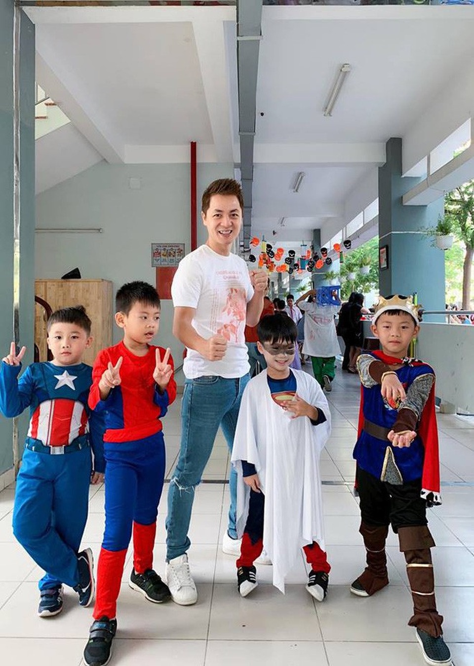Sao Việt cùng các nhóc tì nhà sao hóa trang Halloween - 6 Ca sĩ Đăng Khôi hào hứng tạo dáng cùng 2 cậu con trai nghịch ngợm của mình