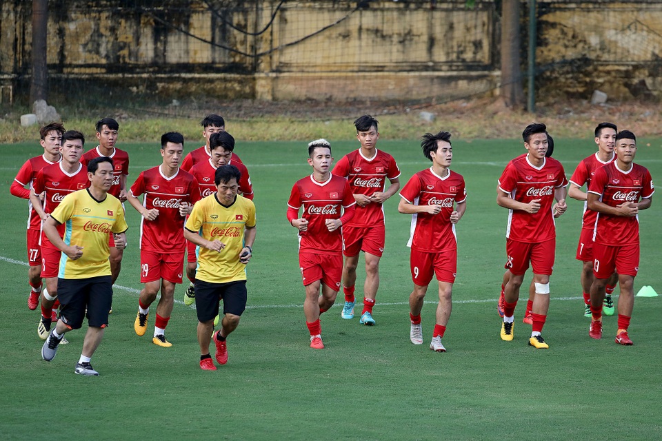 Đội tuyển Việt Nam sẽ loại thêm 2 cầu thủ nữa trước khi gút danh sách dự AFF Cup 2018 (ảnh: Gia Hưng)