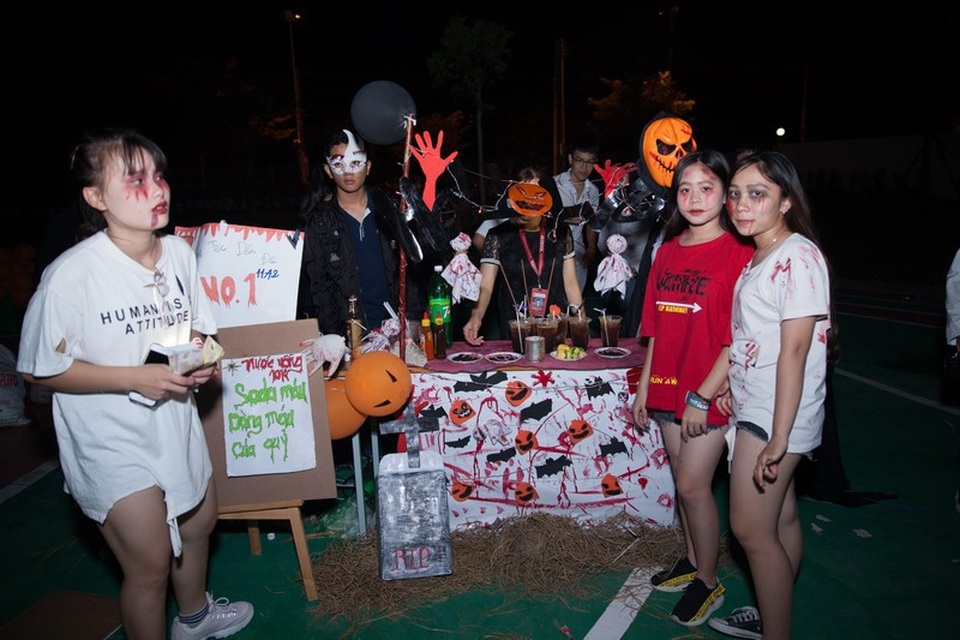 Teen Ninh Thuận ma mị trong đêm Halloween - 8 Gian hàng ẩm thực cũng ma quái