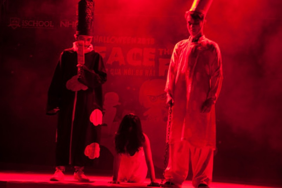Teen Ninh Thuận ma mị trong đêm Halloween - 6 Sân khấu hoành tráng với ánh sáng chuyên nghiệp tạo thêm cảm giác rùng rợn cho các tiểu phẩm