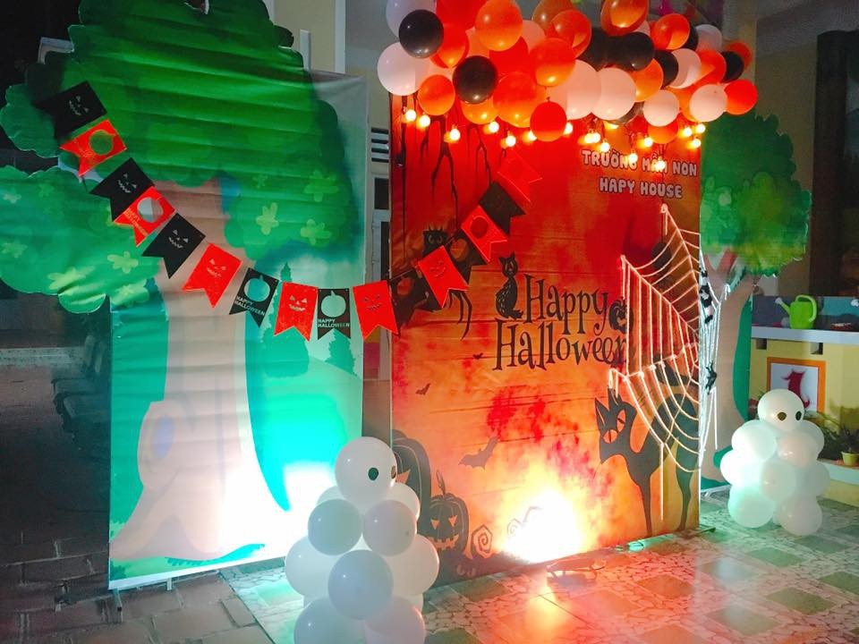 Kinh doanh gì kiếm tiền triệu ngày Halloween? - 4 Trang trí tại các trường học