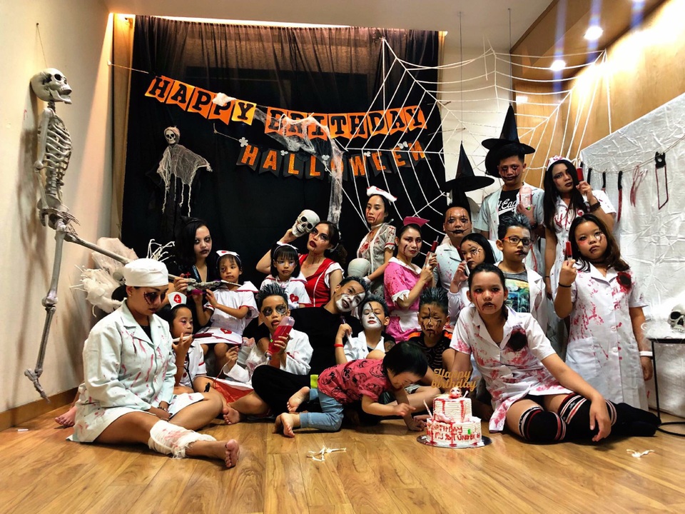 Kinh doanh gì kiếm tiền triệu ngày Halloween? - 2 Hoá trang tại các lớp học