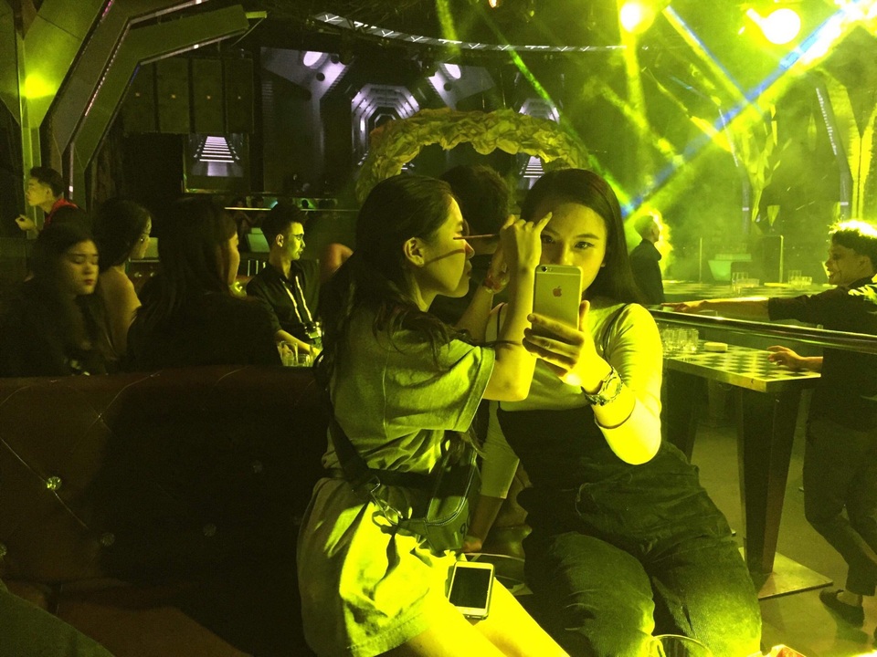 Kinh doanh gì kiếm tiền triệu ngày Halloween? - 1 Phượng tới trang điểm ở quán bar, club