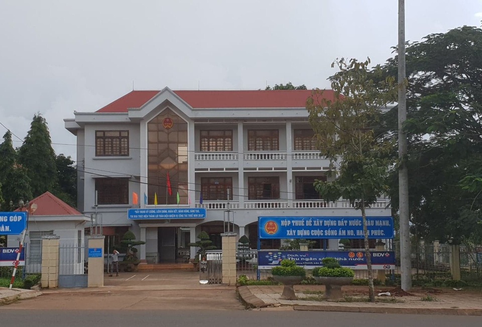 Cán bộ thuế cùng vợ vay cả chục tỷ đồng của dân rồi tuyên bố “vỡ nợ” - 2 Chi cục thuế Đắk Song nơi ông Thắng công tác