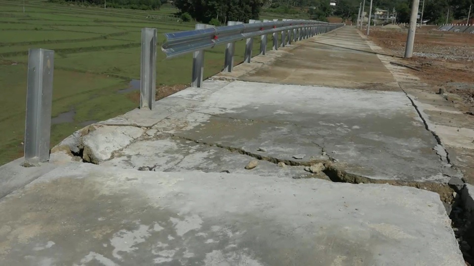 Khu tái định cư tiền tỷ chưa sử dụng đã xuống cấp - 3 Dù chưa đưa vào sử dụng nhưng khu tái định cư Nước Y (huyện Ba Tơ) đã có dấu hiệu xuống cấp.