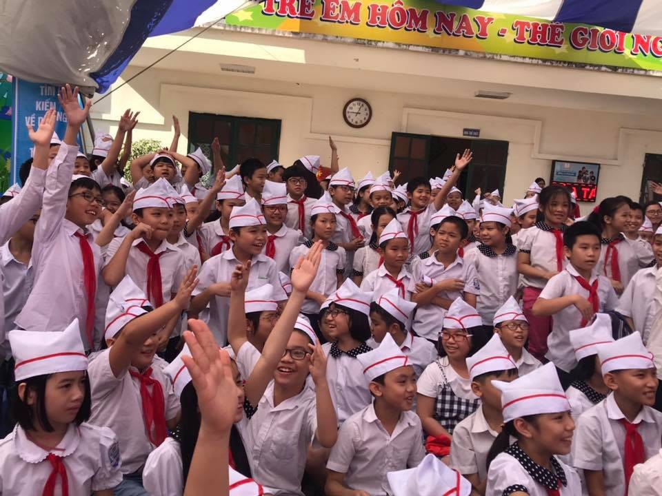 Tỉ lệ thừa cân béo phì ở học sinh đang tăng nhanh - 2
Tại lễ phát động cuộc thi, học sinh Trường tiểu học Thanh Xuân Trung (Hà Nội) hào hứng tham gia trò chơi của BTC.