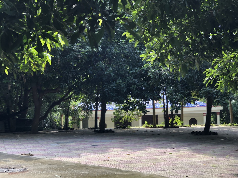 Kiểm tra biệt phủ của đại gia vàng, đội quy tắc bất lực quay về - 5 Quan sát từ bên ngoài cổng tường rào cho thấy bên trong vẫn còn nhiều hạng mục công trình chưa tháo dỡ hoàn toàn