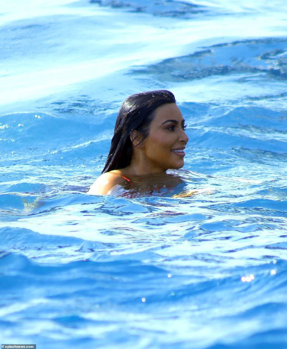 Kim Kardashian khoe dáng "đồng hồ cát" gợi cảm trên biển - 10