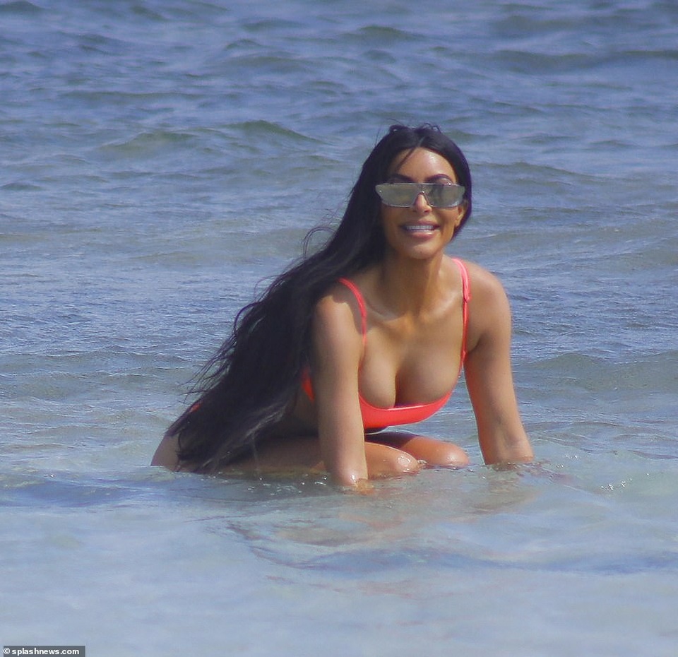 
Kim cắt bỏ hoàn toàn tinh bột khỏi khẩu phần ăn của mình để có được dáng vóc như hiện tại.
