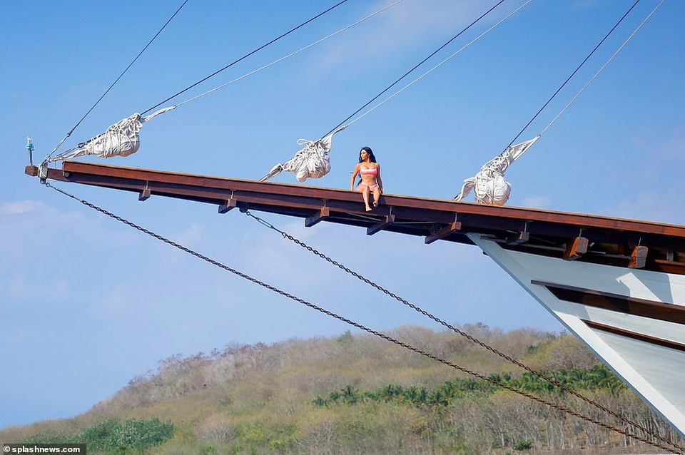 Kim Kardashian khoe dáng "đồng hồ cát" gợi cảm trên biển - 6