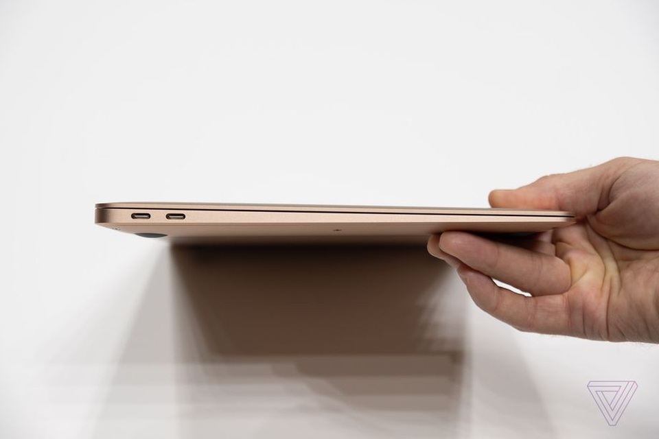 Cận cảnh chiếc laptop siêu mỏng MacBook Air thế hệ mới của Apple - 1
MacBook Air thế hệ mới vẫn sở hữu độ mỏng ấn tượng của dòng MacBook Air