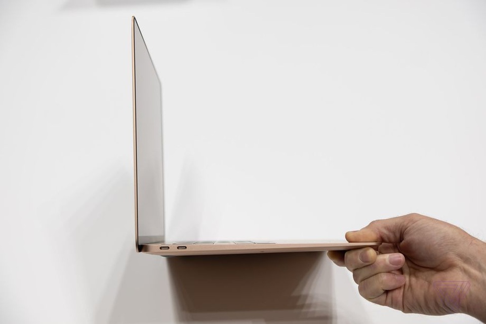 Cận cảnh chiếc laptop siêu mỏng MacBook Air thế hệ mới của Apple - 2 2 cổng USB-C được bố trí ở một bên