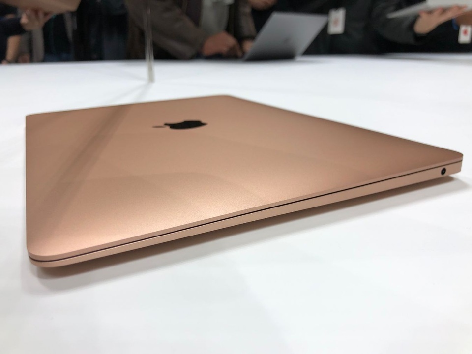 Cận cảnh chiếc laptop siêu mỏng MacBook Air thế hệ mới của Apple - 3 Cổng nguồn nằm ở cạnh còn lại
