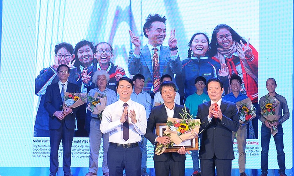 Triển lãm ảnh Tuổi trẻ Việt Nam - Nhật Bản - 2 Trao giải Nhất cuộc thi ảnh Tuổi trẻ Việt Nam – Nhật Bản chung tay xây đắp tình hữu nghị Việt – Nhật”