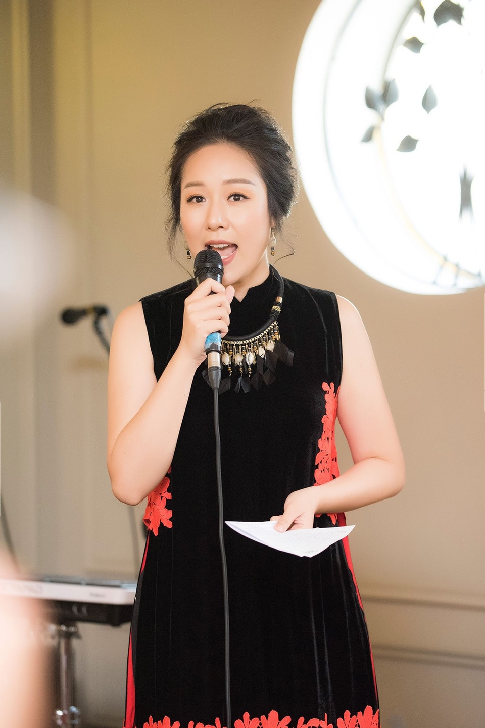 5 nữ MC có mức cát-xê cao ngất ngưởng khiến ai cũng ao ước - 4 Ngoài công việc về ngành ngoại giao, Ngô Phương Lan còn là một MC thân thiết của Đài Truyền hình Việt Nam.