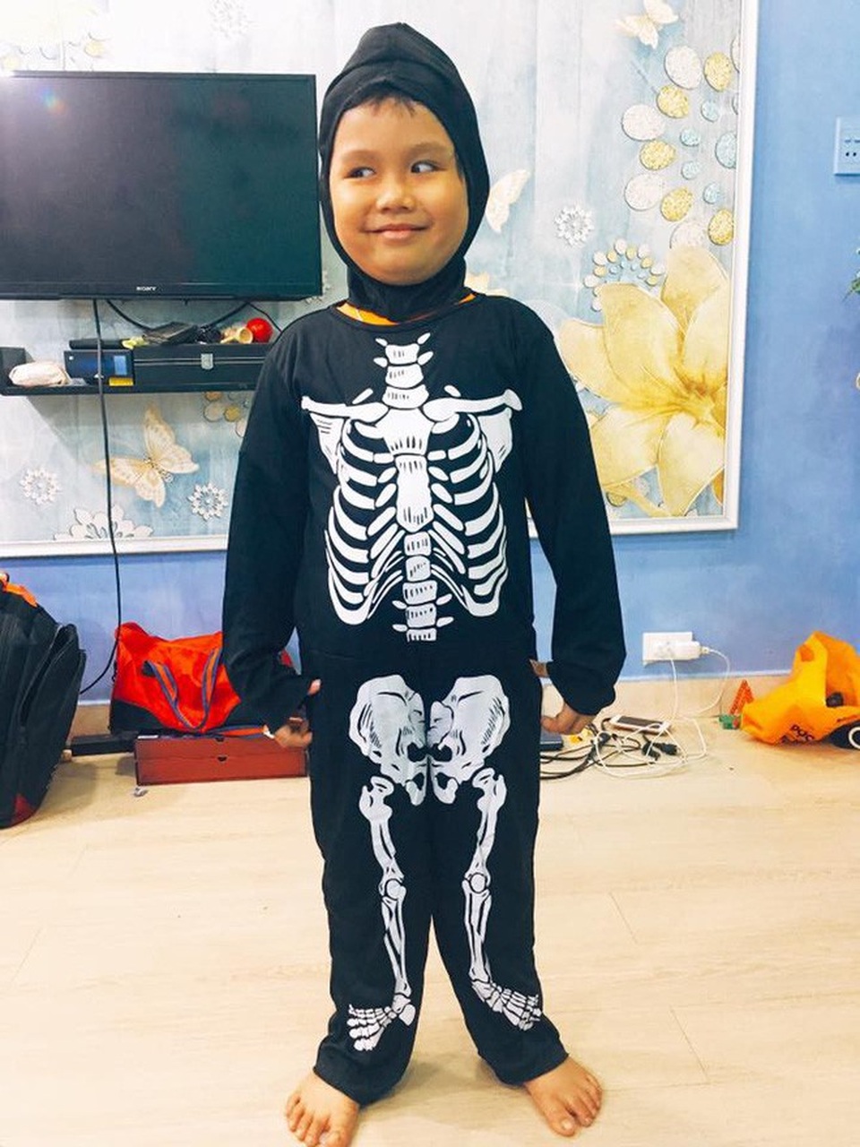 Sao Việt cùng các nhóc tì nhà sao hóa trang Halloween - 4 Con trai nhạc sĩ Nguyễn Văn Chung được đầu tư trang phục đen với họa tiết bộ xương trông rất đáng yêu
