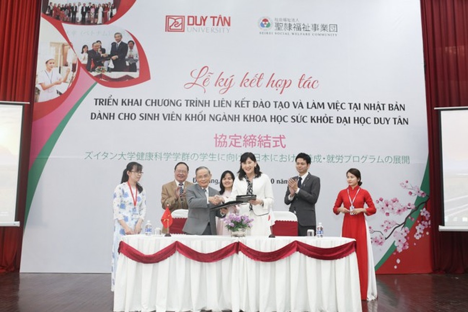 Trường ĐH Duy Tân ký kết chương trình đào tạo ngành điều dưỡng để làm việc tại Nhật Bản - 1
Lễ Ký kết Hợp tác giữa ĐH Duy Tân và Tập đoàn Phúc lợi Xã hội Seirei