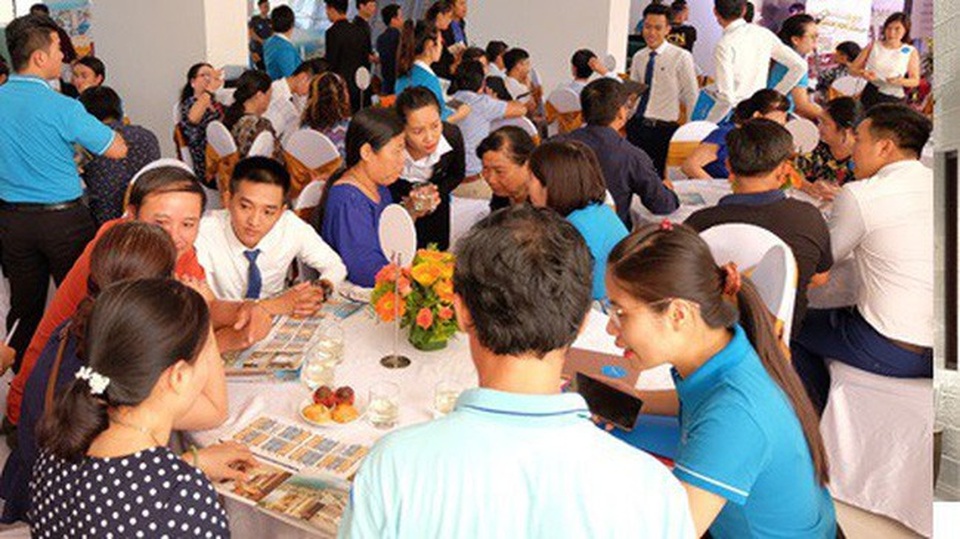 Thị trường căn hộ nghỉ dưỡng Nha Trang: Cuộc đua ngầm của các chủ đầu tư - 2 Lễ mở bán căn hộ Napoleon Castle 1 thu hút đông đảo khách hàng