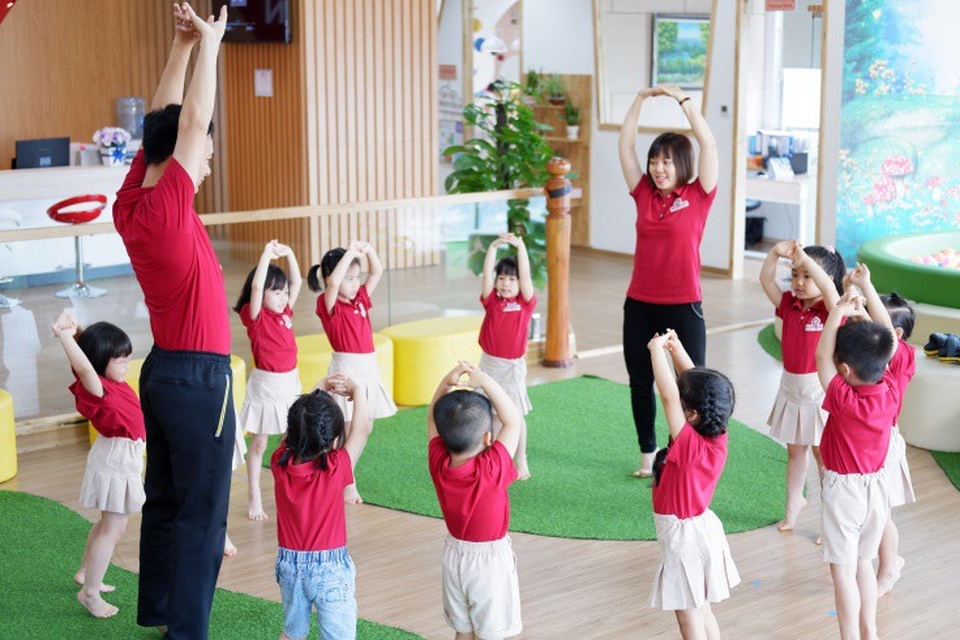 Sự cần thiết của rèn luyện thể chất cho trẻ mầm non - 3
Thầy cô đồng hành cùng trẻ trong mọi bài tập vận động.