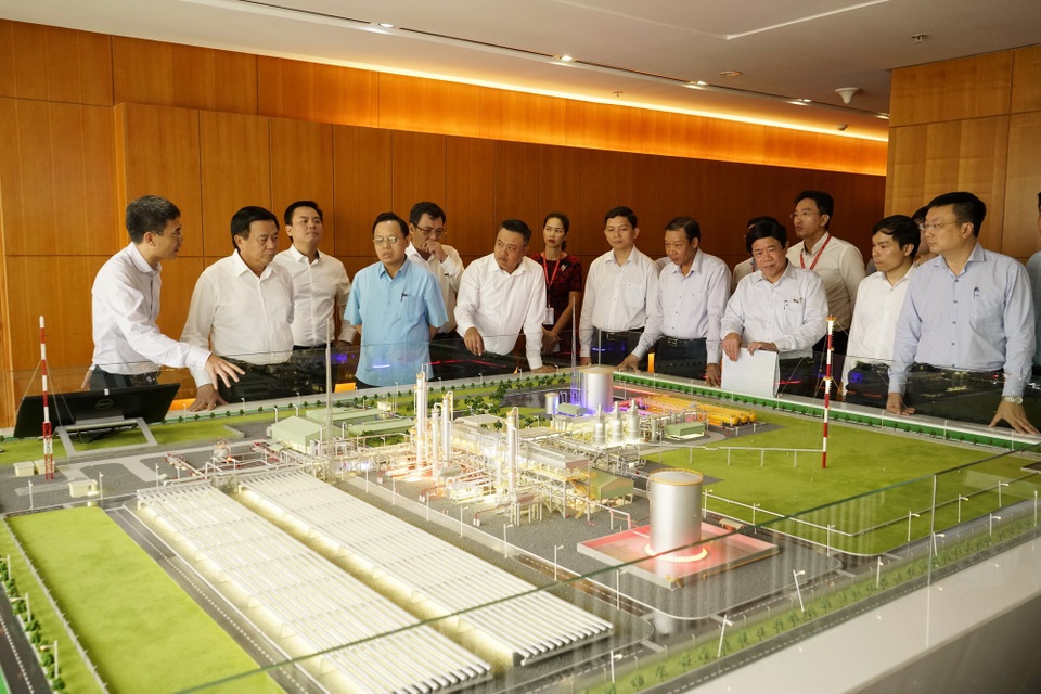 PV GAS đứng thứ 5 trong Top 500 DN lợi nhuận tốt nhất Việt Nam 2018 - 2
Hệ thống công trình khí được giới thiệu với các lãnh đạo cấp cao