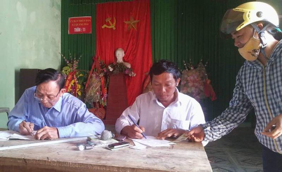 Đau đớn mẹ ép hai con thơ cùng uống thuốc diệt cỏ tự vẫn - 2 Các đoàn thể của xã kêu gọi người dân ủng hộ tiền để giúp hai cháu con chị S. chữa trị.