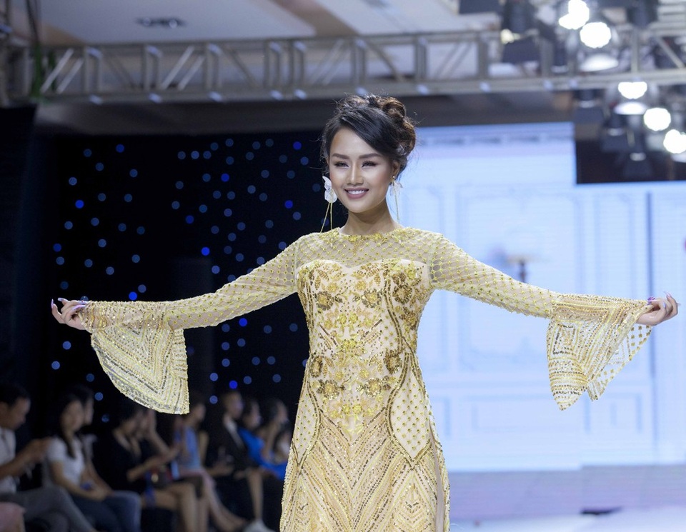 Điều gì khiến cái tên Võ Hoàng Yến vẫn "hot" sau 10 năm? - 7 Ngoài siêu mẫu Võ Hoàng Yến, buổi trình diễn có sự tham gia của Á hậu Lâm Thuỳ Anh.