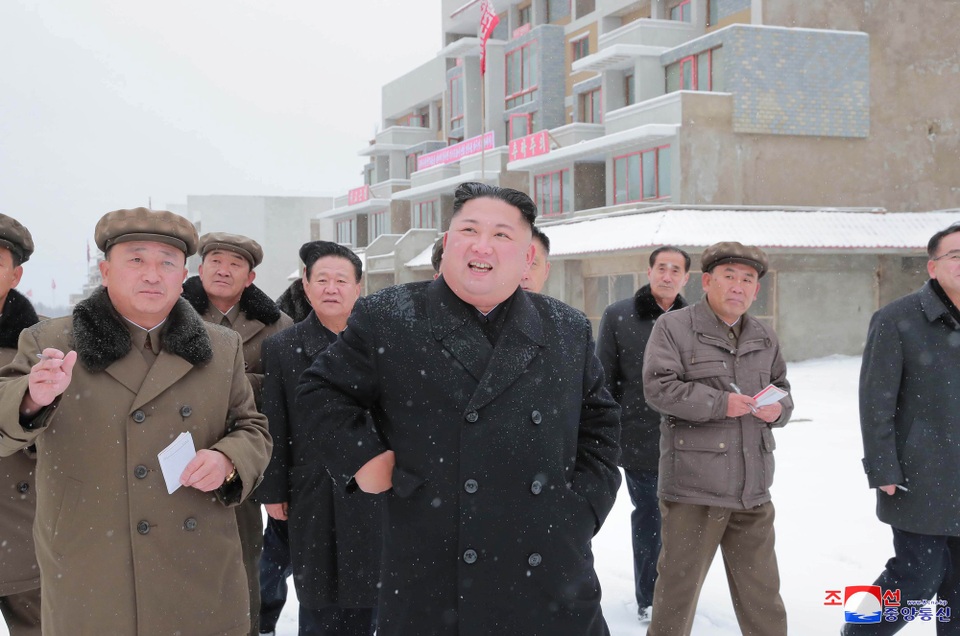 Ông Kim Jong-un đội tuyết thị sát nhà máy sau 2 tuần vắng bóng - 7
Trong chuyến đi tới Samjiyon, nhà lãnh đạo Kim Jong-un cũng thị sát một công trường xây dựng và chỉ đạo sớm hoàn tất công trình này trước tháng 10/2020 nhân kỷ niệm 75 năm thành lập đảng Lao động Triều Tiên.