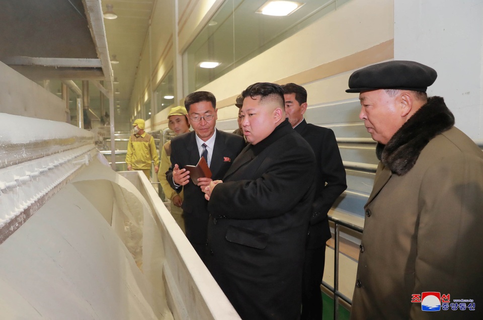 Ông Kim Jong-un đội tuyết thị sát nhà máy sau 2 tuần vắng bóng - 2
Trong chuyến thị sát, ông Kim Jong-un đã ca ngợi nhà máy vì đạt được sản lượng cao trong việc trồng khoai tây, mặc dù điều kiện thời tiết năm nay gặp nhiều khó khăn.