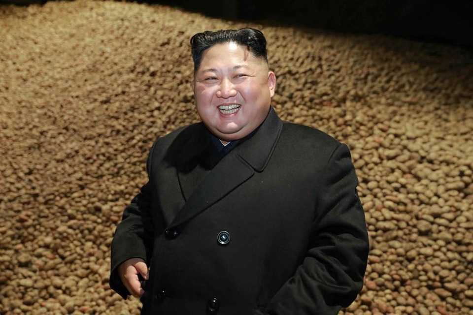 Ông Kim Jong-un đội tuyết thị sát nhà máy sau 2 tuần vắng bóng - 3
Đây là chuyến thăm thứ 2 tới nhà máy khoai tây Samjiyon của ông Kim Jong-un trong năm nay sau chuyến thăm trước đó hồi tháng 7.