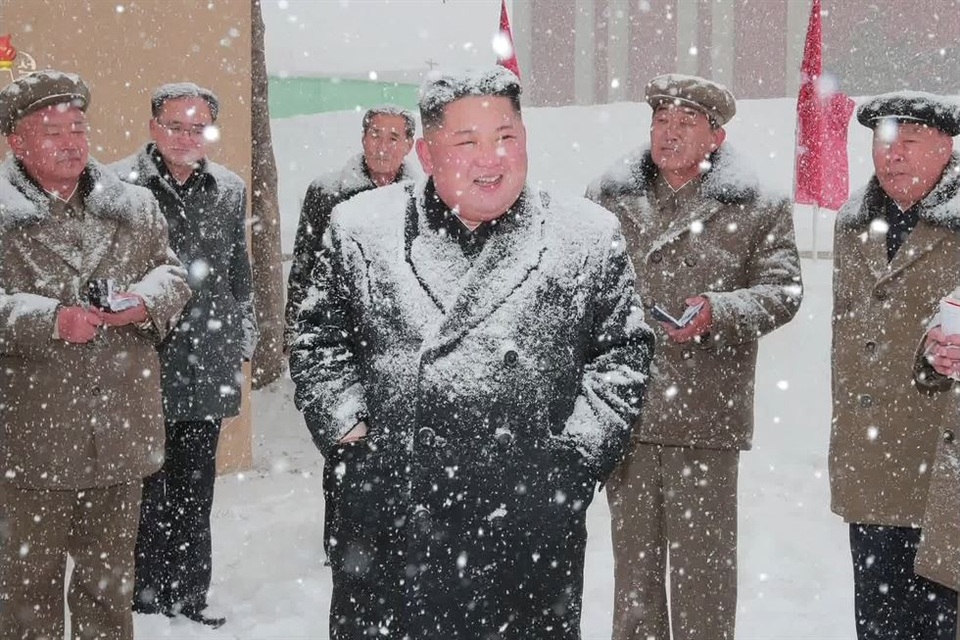 Ông Kim Jong-un đội tuyết thị sát nhà máy sau 2 tuần vắng bóng - 8
Khác với các chuyến thị sát tới cơ sở tên lửa và hạt nhân năm ngoái, nhà lãnh đạo Kim Jong-un năm nay đã dành thời gian tới thăm hàng loạt nhà máy, cơ sở sản xuất, công trình xây dựng và các địa điểm quan trọng tại Triều Tiên. Điều này cho thấy quyết tâm của ông Kim Jong-un trong việc thúc đẩy nền kinh tế Triều Tiên.