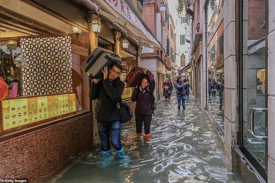 Clip thú vị ghi lại cảnh “ăn chơi” không sợ... ngập nước - 5
Du khách tại Venice ngày nước ngập.