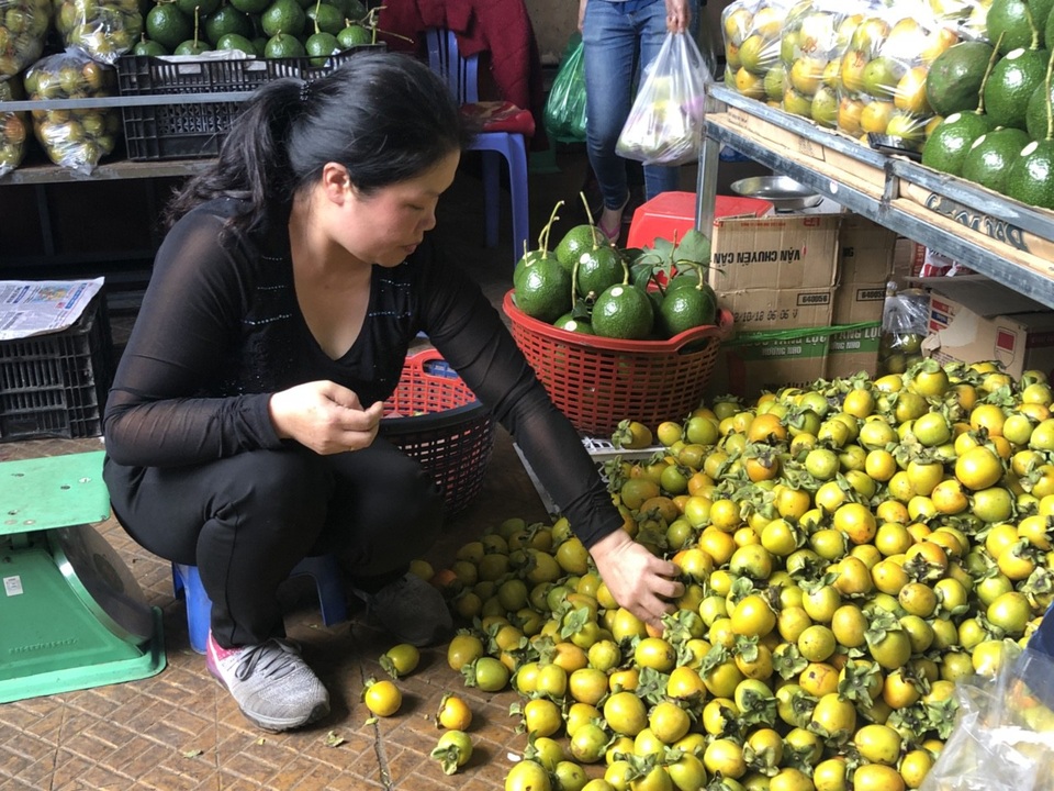 Được cả mùa lẫn giá, nhà vườn thu hàng chục triệu đồng/ha từ hồng giòn Đà Lạt - 3 Khi hồng được hái về, hồng được rửa sạch và chỉ cần bỏ vào túi nilon cột chặt lại, cách ly với không khí bên ngoài, sau đó để từ 5 - 7 ngày hồng hết vị chát là có thể sử dụng được.