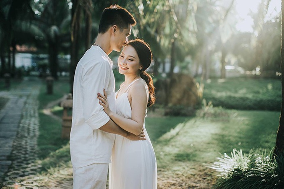 Bảo Thanh cũng chia sẻ, không phải tự nhiên mà một chàng công an khô khan, trầm tính, lại có thể hòa hợp được với một nữ nghệ sĩ như cô. Ban đầu cả hai cũng không tránh được xung đột vì cưới ở thời điểm cô còn quá trẻ. Tuy nhiên, đối phó với tính cách ngang bướng của Bảo Thanh, ông xã có nghiệp vụ nên không quá khó khăn. Anh biết khi nào cần lên tiếng giảng hòa, khi nào cần im lặng.