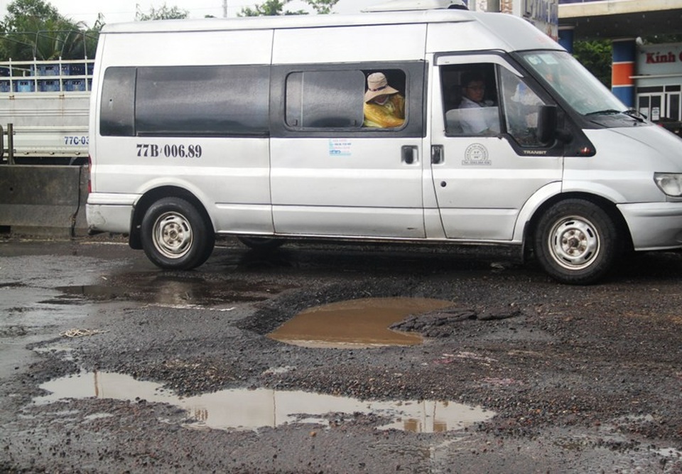 Sau mưa, ổ voi, ổ gà xuất hiện dày đặc trên quốc lộ - 5 Lái xe căng mắt khi đi trên quốc lộ 1 qua địa bàn tỉnh Bình Định.