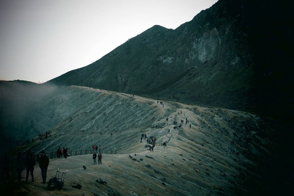 Vé vào tham quan núi lửa Ijen dành cho người bản địa là 5-7 rupiah (khoảng 8.000 VNĐ) còn dành cho khách nước ngoài là 100 rupiah (khoảng 150.000 VNĐ).